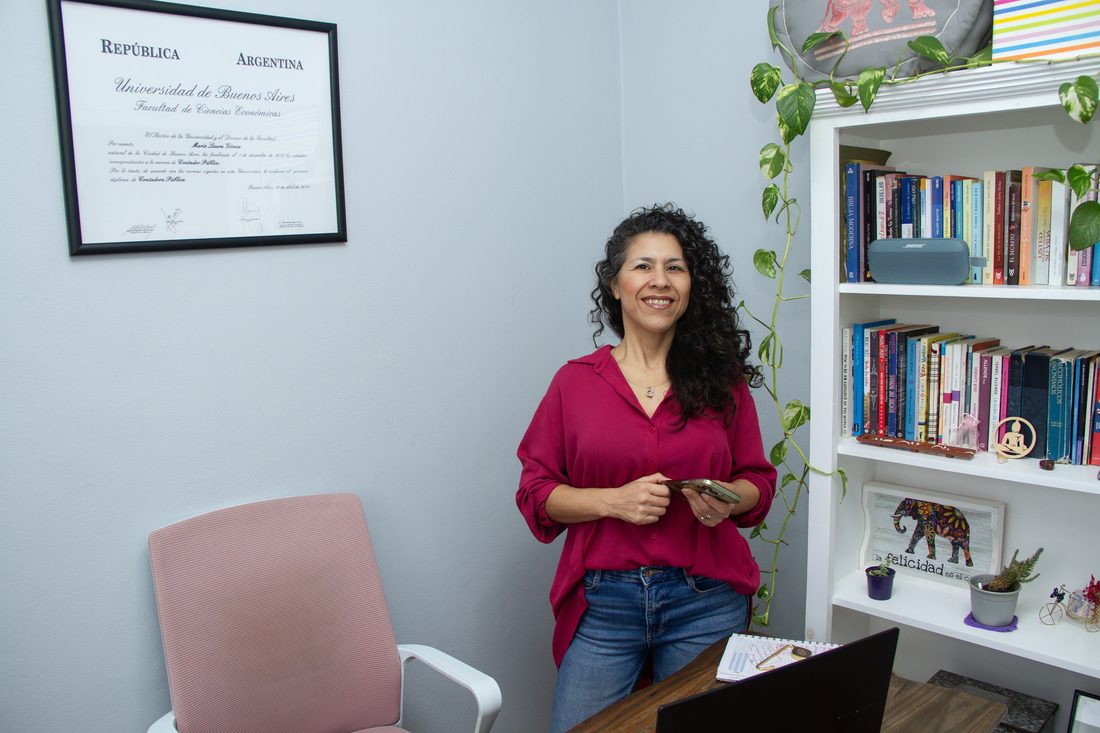 Laura Gómez, Contadora Pública